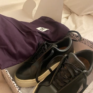 Skor Eytys Skinn  - Ett par nästan oanvända skor ifrån märket eytys. Använda Max 5 gånger. Super fina men tyvärr lite små för mig. Köptes för 1900kr. Dessa skor är i storlek 39 och låda medföljer. 