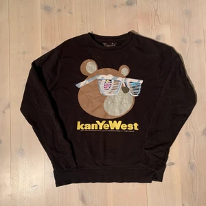 Kanye West Glow in the dark sweatshirt - Kanye West x takashi murakami Glow in the dark tour 2007 till hans Graduation album!, skick 6/10 trycket är väldigt crackat och så finns det lite små flaws men bra skick i övrigt, storlek XL men sitter som M/L