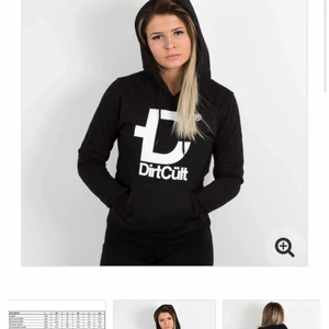 Svart Dirtcult hoodie - Säljer nu min svarta dirtcult hoodie då den inte kommer till användning längre. Nästan aldrig använd så i väldigt bra skick. Storlek L men väldigt liten i passformen så skulle säga att den sitter som S. Kan tänka mig att gå ner i pris vid snabb och smidig affär. Köparen står för frakten 