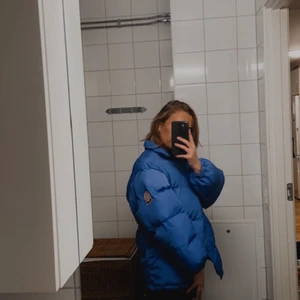 Pufferjacka  - En blå pufferjacka i storlek 36, funkar säkert för någon med storlek 38 också. Sparsamt använd ☺️ Väldigt varm och skön!