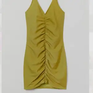Glittrig grön klänning frpn H&M I storlek S. Endast testat på, annars helt oanvänd. Köparen står för frakt
