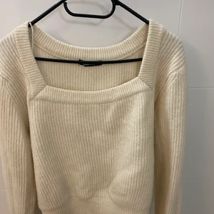 Snygg krämvit stickad tröja - Snygg krämvit tröja med en fyrkantig halsringning. Går inte att köpa längre. Använd fåtal gånger 