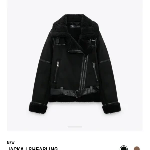 Zara jackan - Jätte snygg zara jacka som är jätte trendig just nu. Har andvänt ett par flertal gånger men är i jätte bra skick. Säljer pågrund av att den inte kommer till andvöndning längre då jag har flera andra jackor. Storleken är xs men jag skulle säga att den passar upp emot storlek m. Ny pris är 859kr. Utropspriset kommer att ligga på 550kr. Buda i kommentarerna. Man kan direkt köpa för 700 + frakt. Kontakta mig för fler frågor och funderingar eller om mer bilder på jackan. Köparen står för frakt.😊❤️