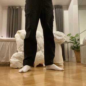 Cargojoggers  - Helt oanvända svarta raka byxor med fickor. Köpta på HM prislappen finns kvar. Säljs pga för liten storlek för mig