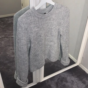 Tröja - Stickad tröja från H&M, knappt använd och storlek xs.