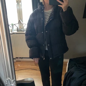 Nakd jacka - Säljer en jacka från nakd som jag köpte för två månader sedan så har bara använt den två gånger. Den är i storlek 38 och säljer den för 250+ frakt. Ordinarie pris 699kr