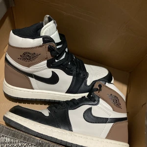 Jordan 1 high bruna - Som nya, vet inte om de är äkta då fått de i present. Har inget bevis på att de är äkta heller därför har jag valt sälja de billigt!