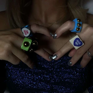 ringar - Checka gärna in vårat UF företag HugMeUF på instagram för unika och färgglada ringar💙 Ringarna är unisex och gör så din outfit bli komplett, beställ här eller på instagram💙💜💚