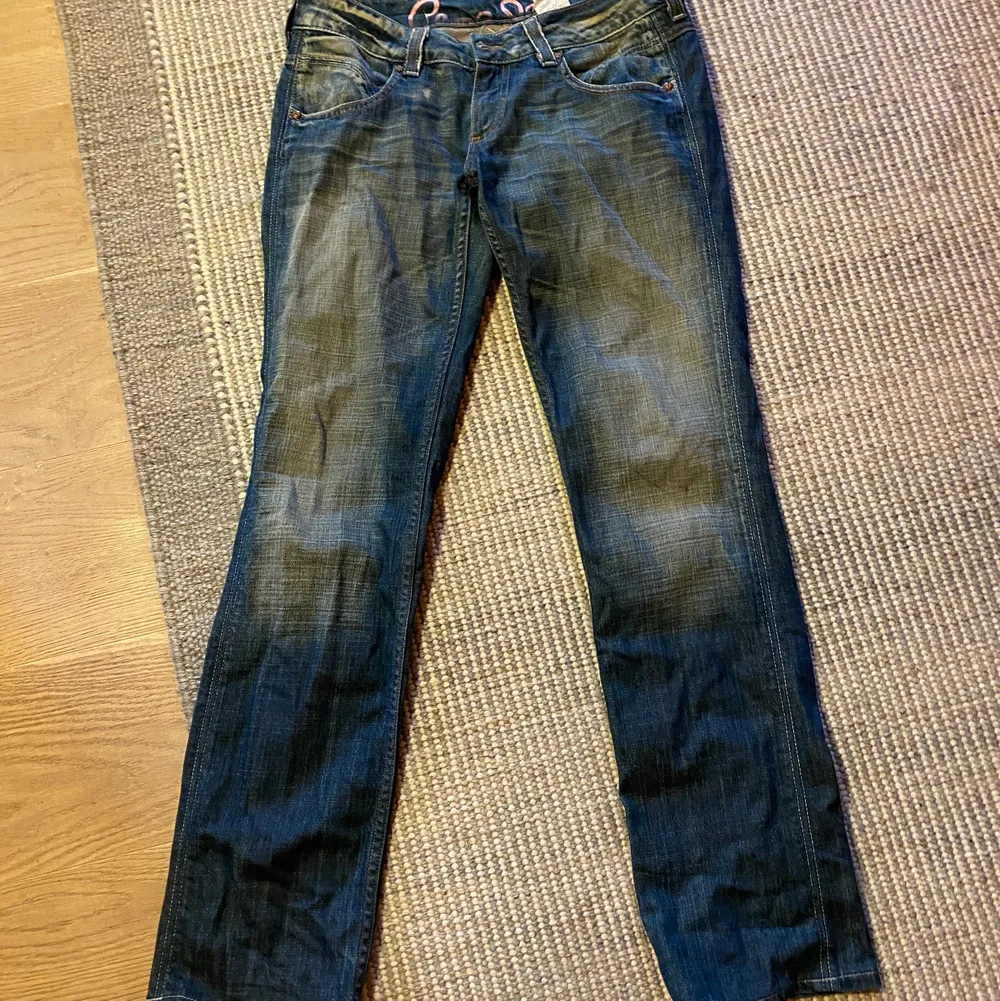 säljer dessa jeans med allas drömfickor. påminner om true religion och miss me men märket är okänt. säljer pga för stora på mig :/ det är uppifrån och blir mer utsvängda till slutet av byxorna. PRIS KAN DISKUTERAS OCH JAG MÖTS UPP I STHLM.. Jeans & Byxor.