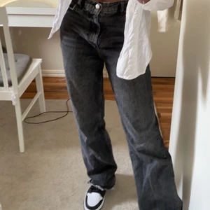 Zara jeans - Jeans från Zara, fint skick, säljes för att dom är fel storlek, skriv för mer bilder☺️