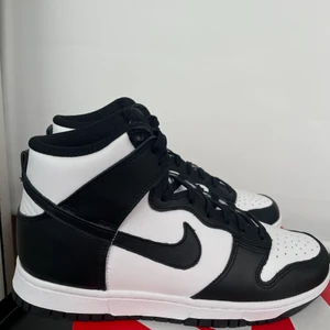 NIKE SPORTSWEAR DUNK HIGH  - NIKE SPORTSWEAR DUNK HIGH säljer dessa super populära sneakers, i färgen black/white. Oanvända och kvitto medföljer vid köp. Kan mötas upp eller frakta,köparen står för frakten.