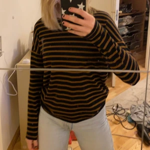 Randig tröja  - En snygg randig tröja. Köpt på h&m men dock för länge sen så tror inte den finns kvar. Buda! 