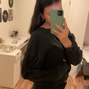Svart tröja - Svart tröja med små puffärmar från h&m. Använd ett par gånger!’