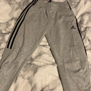 Adidas byxor - Ett par jätte fina Adidas byxor som också är köpa på Kidsbrandstore. Dessa är också korta i benen alltså kanske passar mer till någon som har lite kortare ben. 