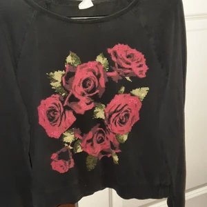 Grå tröja men en blå i mitten  - Aldrig använd för passar inte mig, en grå fin tröja