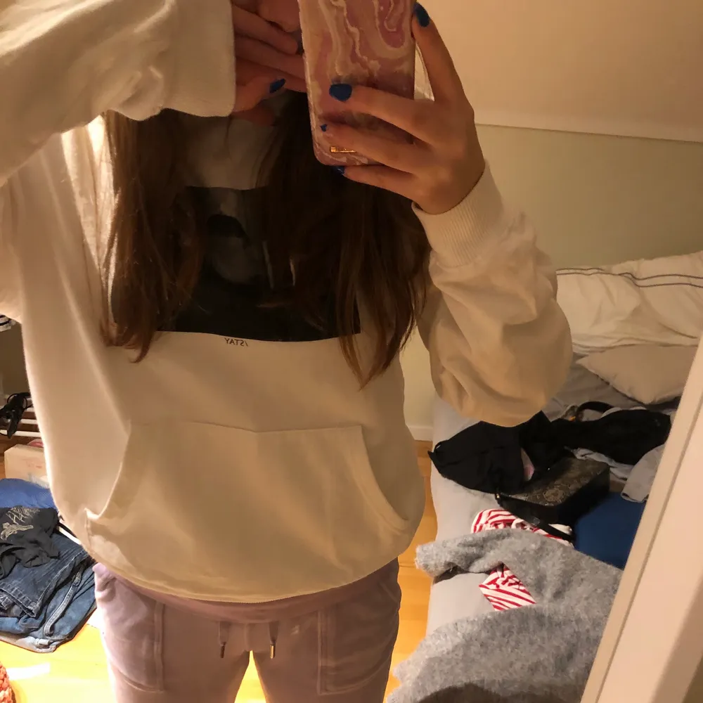 detta är en hoodie jag bara använt en enstaka gång, den ligger helt enkelt o skräpar i min garderob. därför säljer jag denna fina vita hoodie som det står ”stay” på. Den är storlek S men lite oversize.. Hoodies.