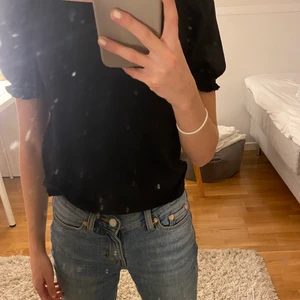 Svart blus - En jättefin svart blus som är puffig vid axlarna.