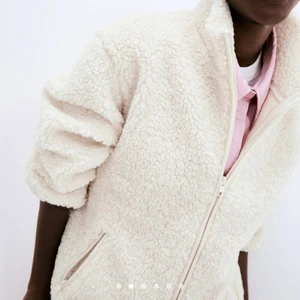 Jacka  - Super fin pilé jacka från hm , använd 2 ggr, säljer då den inte sitter som jag hade önskat , säljer för 200kr + frakt 💕💕💕