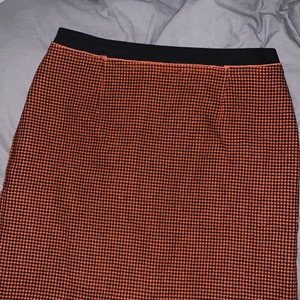 Rutig kjol! - Svart och orange rutig kjol från Jaeger London i storlek 14🤗Köpte vintage i London men har inte kommit till användning då den är för stor för mig!
