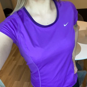 Nike träningstopp - Träningstopp från Nike som tyvärr inte kommer till användning. Nyskick