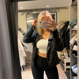 Skinn jacka - Super fin skinn jacka i jätte bra skick!🤎 Storkek S ifrån märket Just One.