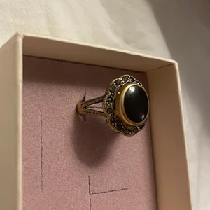 Ring - Säljer denna fina ringen som jag köpte i Irak för. Köparen står för frakten💕💕