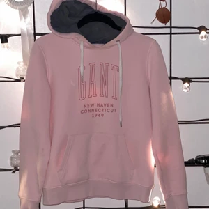 Gant hoodie dam - Knappt använd rosa Gant-hoodie i storlek XS, har ej kommit till användning då jag har växt ur den. OBS  små fläckar på fickan, därför sänkt pris!🥰  Möts gärna i gbg annars står du för frakt 