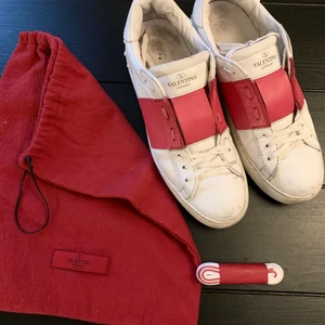 Valentino Rockstud Open Sneakers  - Säljer nu mina Valentino sneakers då jag inte använder de tillräckligt mycket längre. Nypris: 5420 kr   Färgen på de är mörkrosa.  Storlek: 40 (passar mig som har 39/40)   De är i fint skick, men har några få skavanker vid tårna samt baktill. Men annars fräscha!  Ett extra par, helt oanvända skosnören kommer med samt dustbagen.   Finns i centrala Göteborg, eller kan frakta. Köparen står för frakten isåfall 🦋