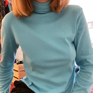Ljusblå polotröja - En ljusblå lite tjockare polotröja, köpt second hand men kommer inte till användning! Jätteskönt material också