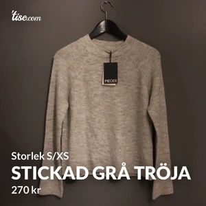 Grå stickad tröja  - Köpte för nyss 300kr, aldrig använd (bara testad). Känner att den inte passar på mig vilket är väldigt synd eftersom den är så mjuk/sticks inte 🤍  Kontakta mig för mer information och pris kan diskuteras 🤍