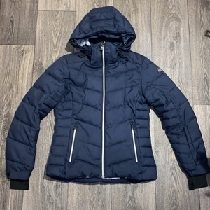 Mckinley jacka  - Mörkblå vinterjacka från mckinley. Jackan är använd under en vinter och näst in till i nyskick. Nypris ligger på ca 1400kr. Storleken är 36