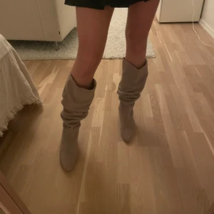 Beiga mocka stövlar  - Riktigt snygga mocka stövlar från H&M. Ursprungspris 1300kr. Använda en gång, för små på mig :( (har storlek 39 så rimligt)