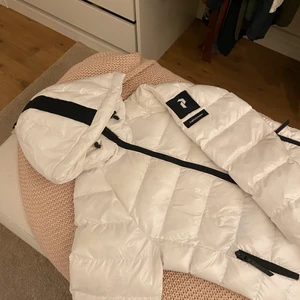 PeakPerformance jacka vit  - Kollar intresse på min fina peak performance jacka. Jag köpte den januari nu i år. Men känner inte längre att den passar mig. Knappt använd,  Köpt för 2500kr säljer för 1200kr eller bud. Superfin, skön och varm jacka 💖 köparen står för frakt 🥰