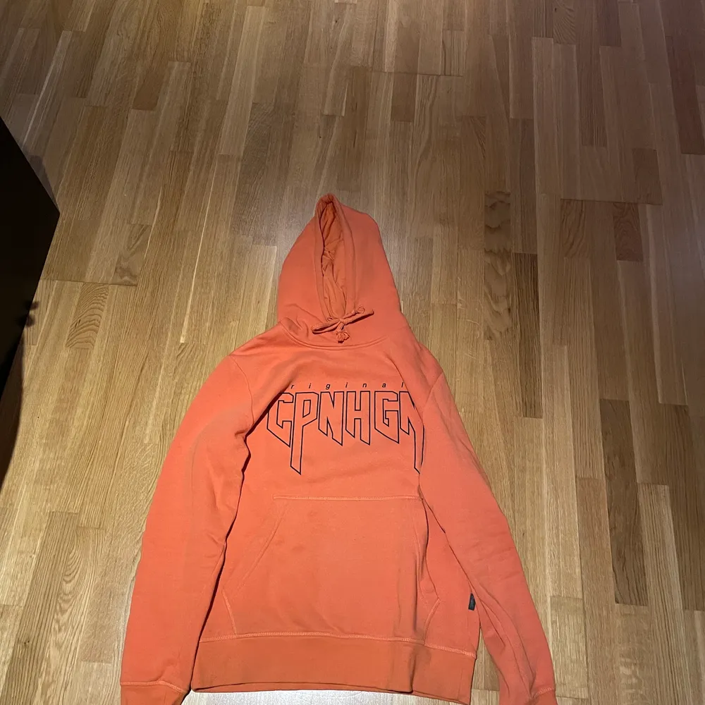 Snygg orange hoodie med tryck. Tröjor & Koftor.