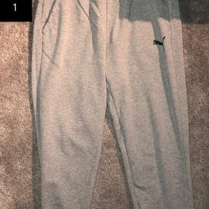 Billiga mjukis byxor - Bra skick, den gråa och dem svarta är knappt använda. De gröna har dock ett litet hål mellan benen, därför kostar dem 50 och inte 100.