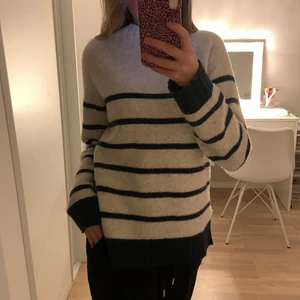 Stickad tröja  - Stickad tröja med mörkblåa ränder. Fint skick. Säljer pga jag inte använder. 💙💙