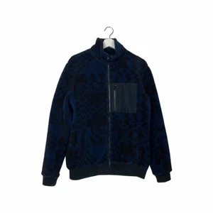 Peak Performance pile fleece jacka  - En snygg fleece pile jacka med hög krage och mönster från Peak Performance!  Regular fit