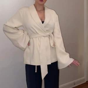 Hanna Schönberg x Nakd kavaj - Kavaj från NA-KD x Hanna Scönberg, creme vit super snygg passform och vida armar. Endast använd fåtal gånger. Känns lycig då innerfodret är i satin💕 storlek 36