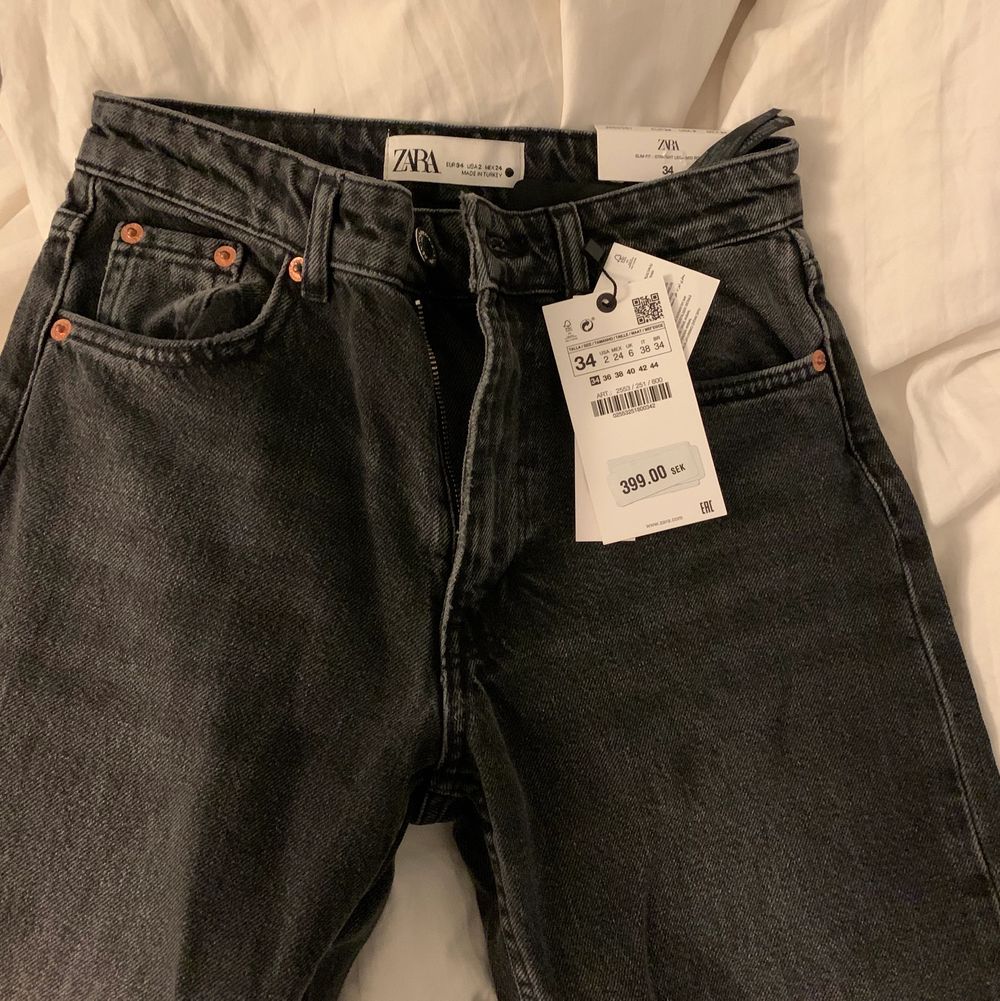 Grå midwaist straight jeans i stl 34. Säljer för att dom va lite för små för mig, privat för flera bilder💕köpta för 399 och helt oanvända. Går bra att buda på annonsen eller komma överens om ett direktköp. Är ungefär 170cm lång. ☺️. Jeans & Byxor.