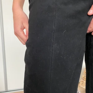Svarta mocka byxor! - Jättefint skick då de knappt är använda. Lite croppade med mocka material och en sidosöm.