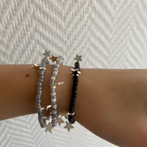 Säljer egengjorda armband, 1 för 25kr, 2 för 30kr, 3 för 35kr och gratis frakt 🖤 