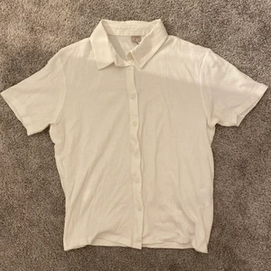 T-shirt - Den kommer ej till användning och behöver en ny ägare, i fint skick! Hör av dig för mer info🤍(frakt kan diskuteras)