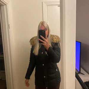 Rock & blue jacka  - Säljer min rock & blue då den blivit för liten för mig. Storlek 36, använd en vinter så i fint skick förutom ett litet litet hål i armen (se sista bilden). Tänker ca 2000kr men pris kan diskuteras. Nypris 4000!