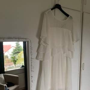 Väldigt fin oversized vit klänning. Säljs eftersom jag ej använder den. Prislapp är kvar! 