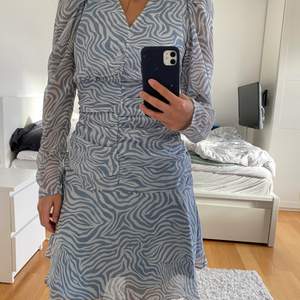 Blå klänning med zebramönster i storlek 34 från Gina tricot. Helt oanvänd med prislapp kvar, nypris 449 kr. Jag säljer för 75 kr + frakt 💙💙