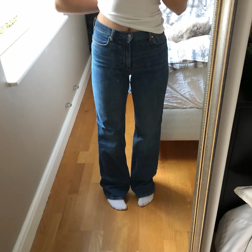 Säljer dessa high/midwaist jeans ifrån mango. Passformen är straight och de är väldigt långa i benen. Jag är 170cm o de är lite långa på mig. Skriv för fler bilder☺️💕. Jeans & Byxor.