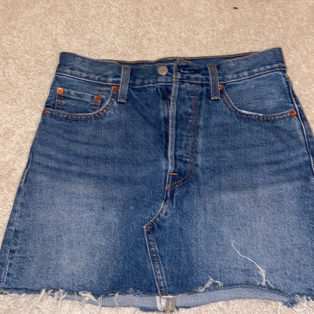 jeanskjol från levis knappt använda (pris: 250 inklusive frakt) köpt för 599kr. Kjolar.