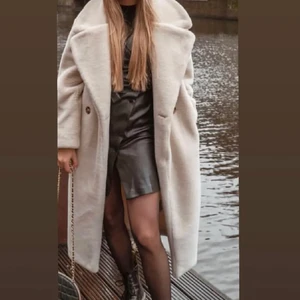 Kappa - Väldigt fin och tjock fuskpälsjacka från H&M. Ser gul ut i ljuset med är vit som man kan se på första bilden. Första bilden är lånad. Storlek S. Väldigt mjuk och fin jacka. Limited edition, nypris 1500kr. Köpt förra året. Använd 2 ggr. Passar även ett M. 