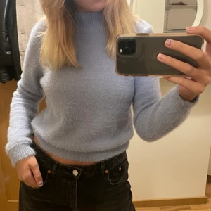 Blå tröja från mango  - En suuuuperfin och gosig tröja från Mango. En ljusblå färg med liter silver. Passar till det mesta. 💙