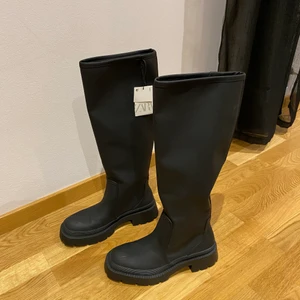 Zara stövlar - Populära stövlar från zara! Helt nya, endast testade men lapp kvar! Storlek 38. Frakt tillkommer